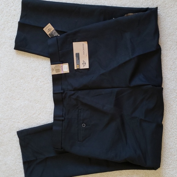 NWT Men's Dockers D3 Pant 38 x 30  Microfiber Khaki Classic Fit Flat Front black - Picture 4 of 4